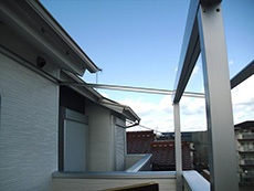 長岡京市のエクステリア工事。リフォーム前のベランダです。屋根が無いのでバルコニーに屋根を付けます。