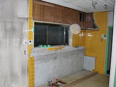 大山崎町のキッチンリフォーム。壁付けのキッチンを取り外しました。