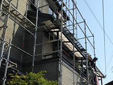 大山崎町の外壁塗装リフォーム。足場を組み立てています。