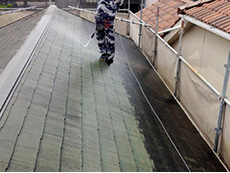 大山崎町の外壁屋根塗装リフォーム。塗装前に屋根を高圧洗浄機で汚れやコケを洗い流します。