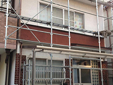 長岡京市の外壁塗装リフォーム。足場を組み立てています。