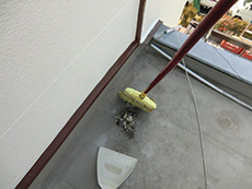 大山崎町の屋上防水リフォーム。リフォームの前に、屋上のゴミをキレイに掃除します。