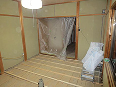 長岡京市の子ども部屋リフォーム。6畳の和室を洋室にリフォームします。畳を撤去して、畳の高さまで下地を組みました。
