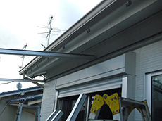 長岡京市のエクステリア工事。ベランダに屋根を付けるために、まず枠組みを取り付けます。