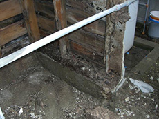 ライオンホームで浴室リフォーム。お風呂を解体すると、柱や土台は白アリの被害を受けていました。