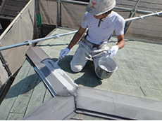 大山崎町の外壁屋根塗装リフォーム。屋根の板金は鉄板で出来ているので、しっかり錆止めをします。