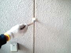 大山崎町の外壁塗装リフォーム。外壁の目地の劣化したコーキングを撤去しました。新しく打ち替えをする為の下塗り材を塗っているところです。