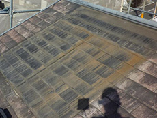 大山崎町の外壁屋根塗装リフォーム。屋根の温水ソーラーを撤去しました。足場がある為、手作業で下ろせました。