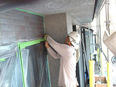 長岡京市の外壁塗装リフォーム。塗料が付いてはいけない場所を、ビニールで保護しています。