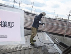 大山崎町の外壁屋根塗装リフォーム。屋根を高圧洗浄機で洗っています。汚れをしっかり落として、塗料の密着を高めるための作業です。