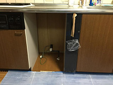 ライオンホームで食洗器リフォーム。システムキッチンの一部の部品を使って収納部分のリフォームをしています。ライオンホームの社長　田村のアイデアです。