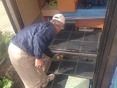 大山崎町のドア引き戸リフォーム。下のレールの土台も新しく作ります。