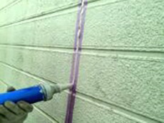 大山崎町の外壁屋根塗装リフォーム。コーキング材を充填します。雨水の侵入を防止する大切な部分です。