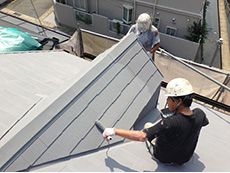 大山崎町の外壁屋根塗装リフォーム。屋根に断熱遮熱塗料ガイナを塗っているところです。ジャクサの技術を用いて開発された特殊塗料で、塗るだけで夏の暑さ、冬の寒さ、雨の音が軽減出来る優れものの塗料です。