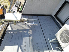 ライオンホームで屋根の葺き替えリフォーム。屋根の下地の上に、新しい防水シートを敷きます。