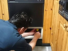 長岡京市の食洗機リフォーム。新しい食洗機を取り付けています。