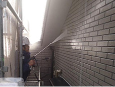 大山崎町の外壁屋根塗装リフォーム。外壁を高圧洗浄機で洗っているところです。