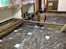 ライオンホームの和室リフォーム。床を作り直します。湿気が上がらないように防湿シートをひいています。