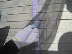 大山崎町の外壁塗装リフォーム。充填したコーキングが目地の奥までしっかり入るようにします。