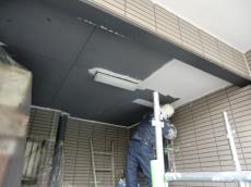 長岡京市の外壁塗装リフォーム。ガレージ車庫の天井もホワイトに塗り替えます。