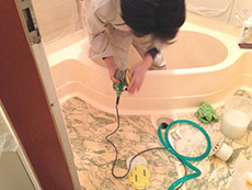 西京区のお風呂浴室リフォーム。ケレンと研磨で浴槽の塗料を落とします。それから塗装をする事でキレイに仕上がります。