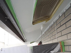 大山崎町の外壁屋根塗装リフォーム。軒裏を塗っています。日が当たらない軒裏は、外壁とは違う軒裏専用の塗料を塗ります。