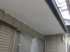 長岡京市の外壁塗装リフォーム。軒裏を白く塗り終わりました。