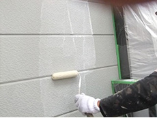 長岡京市の外壁塗装リフォーム。外壁に1回目、接着剤のような下塗り材を塗っています。