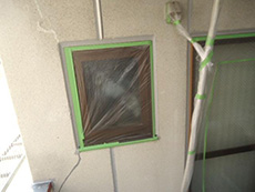 ライオンホームの外壁塗装リフォーム。小窓もクーラーの配管も保護します。