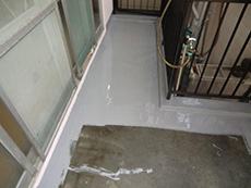 長岡京市の外壁塗装リフォーム。バルコニーを防水加工しているところです。床をキレイに洗ってからウレタン塗膜防水を施工中です。