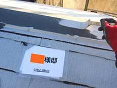 大山崎町の外壁屋根塗装リフォーム。屋根の上は鉄板で出来ているので、しっかり錆止め処理をします。