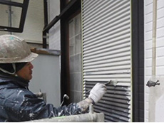 大山崎町の外壁屋根塗装リフォーム。雨戸に錆止めを塗っています。鉄板で出来ているものには、下塗りに錆止めを使います。