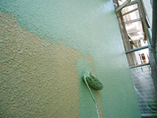向日市の外壁塗装リフォーム。下塗り材が乾いたら、フレンチグリーンというパステル調のグリーンの塗料を塗っています。
