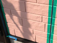 大山崎町の外壁屋根塗装リフォーム。サイディングの目地の打ち替えをしています。