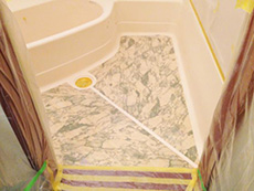 西京区のお風呂浴室リフォーム。緑の模様が入った床をホワイトに塗り直します。浴槽と同じ色です。
