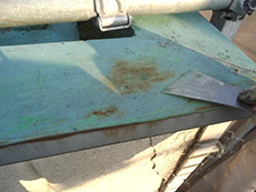 ライオンホームの外壁塗装リフォーム。屋根の板金の金属部分の錆は削って取ります。