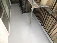 長岡京市の外壁塗装リフォーム。防水加工が完成したバルコニーの床です。