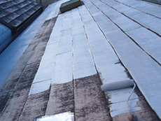 大山崎町の外壁屋根塗装リフォーム。屋根塗装1回目です。塗料がしっかり密着するように接着剤のような下塗り材を塗ります。