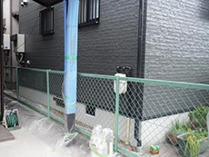 大山崎町の外壁塗装リフォーム。お隣のガレージです。塗料が飛んでご迷惑がかからないように、こちらも養生しています。