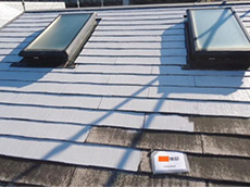 大山崎町の外壁屋根塗装リフォーム。屋根も高圧洗浄機で汚れを落としたら、1回目の下塗りから塗ります。薄いグレー色に見えるのが下塗り材です。塗料の密着を高めるために接着剤のような働きをします。