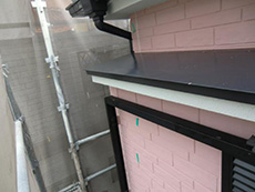 大山崎町の外壁屋根塗装リフォーム。ひさしや雨樋、雨戸のパネルなども錆止めを下塗りします。その上から上塗りを塗ります。