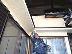 大山崎町の外壁塗装リフォーム。軒裏を塗装しています。軒裏は専用の塗料を塗ります。外壁とは違う塗料です。