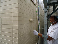 ライオンホームで外壁塗装。外壁に3回目の塗装を行っているところです。全ての工程を手塗りのローラーで丁寧に塗ります。この塗料は10年間のメーカー保証が付いています。