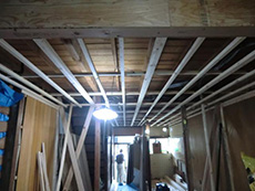 ライオンホームで内装リフォーム。天井の下地も新しく取り付けました。天井に桟がたくさん取り付けられています。