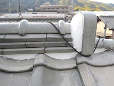 大山崎町の外壁塗装リフォーム。屋根の瓦です。日本瓦葺きです。