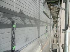 長岡京市の外壁塗装リフォーム。1階の外壁からさらに下の基礎部分まで塗装が終わりました。きれいにグレーカラーに塗装されています。