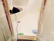 西京区のお風呂浴室リフォーム。床も塗り終わりピカピカの真っ白です。