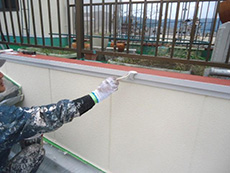 ライオンホームの外壁塗装リフォーム。錆止めの上に、2液性シリコン樹脂を塗ります。