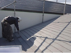 大山崎町の外壁屋根塗装リフォーム。3回目。ローラー手塗で屋根を塗っているところです。