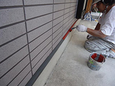 ライオンホームで外壁塗装。家の基礎と土台の間にある水切りも板金で出来ています。ここも錆止めを塗ります。